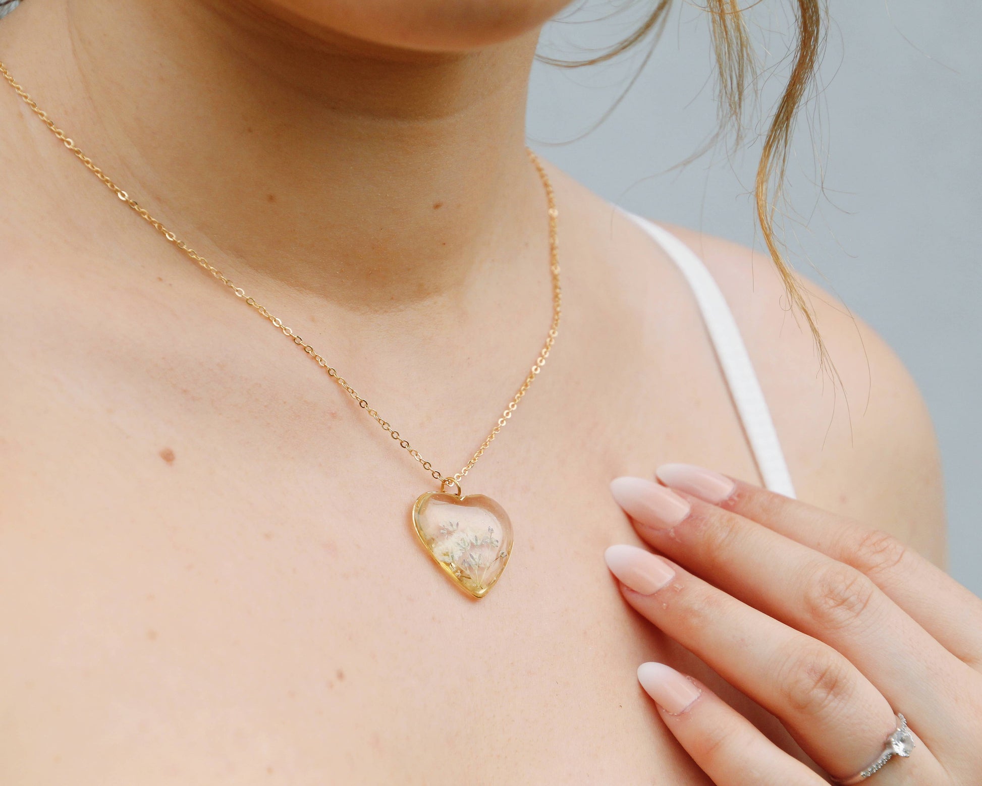OLIELLE heart necklace with real baby's breath in resin: Silver Plated