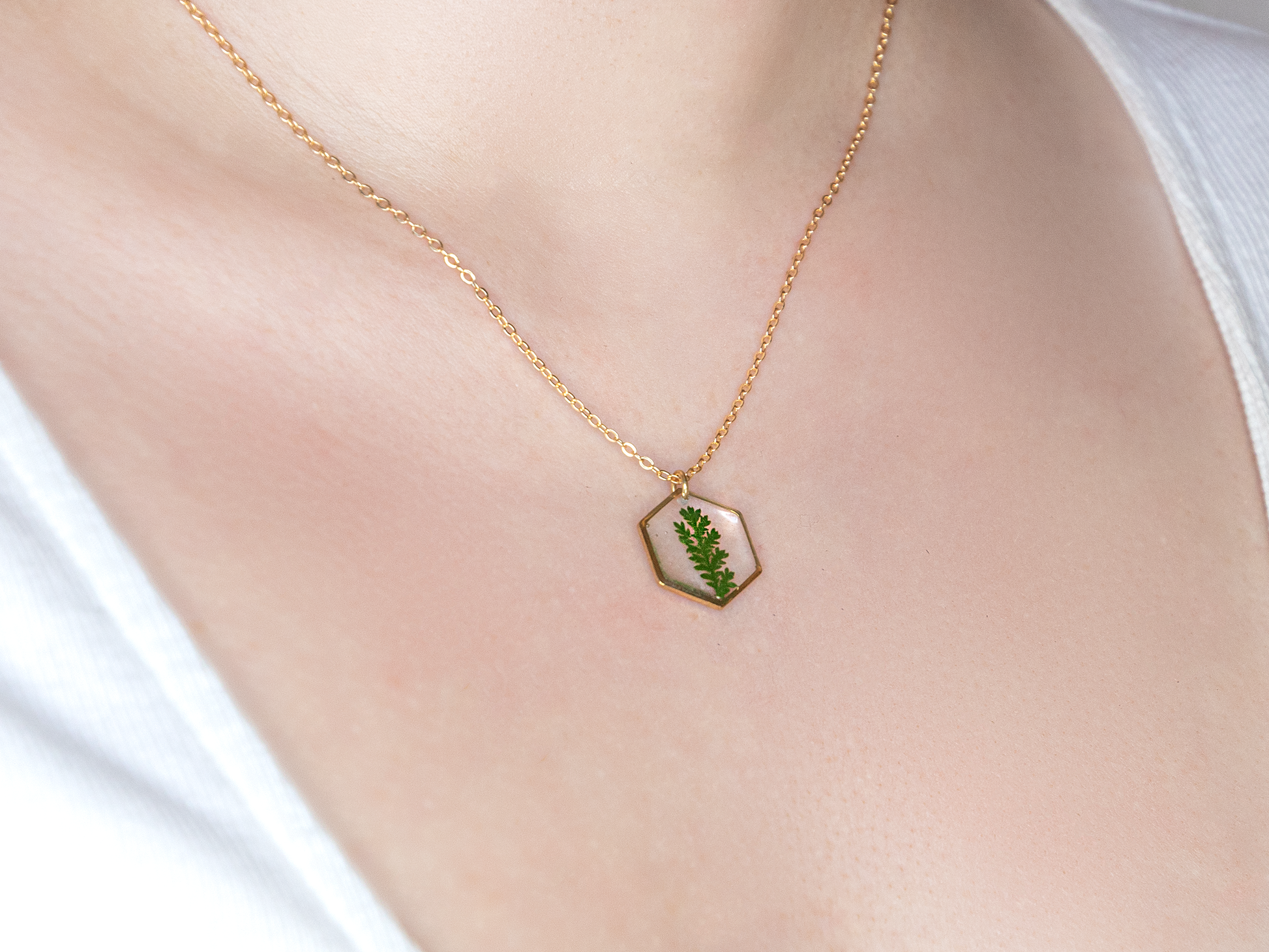 Mia dainty hexagon necklace with real fern in clear resin: Silver Plated