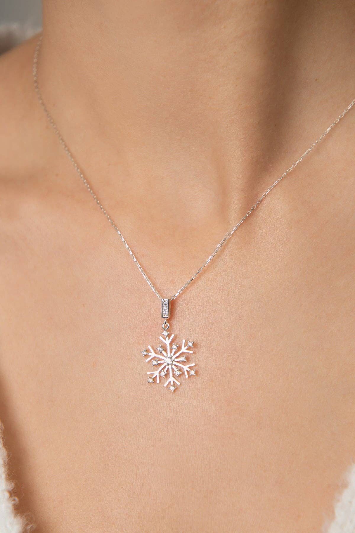 Wolesale Women's Snowflake Design 925 Sterling Silver Necklace: SILVER