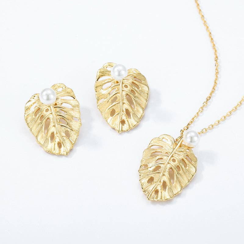 Monstera Leaf Pearl Pendant Necklace in 925 Sterling Silver