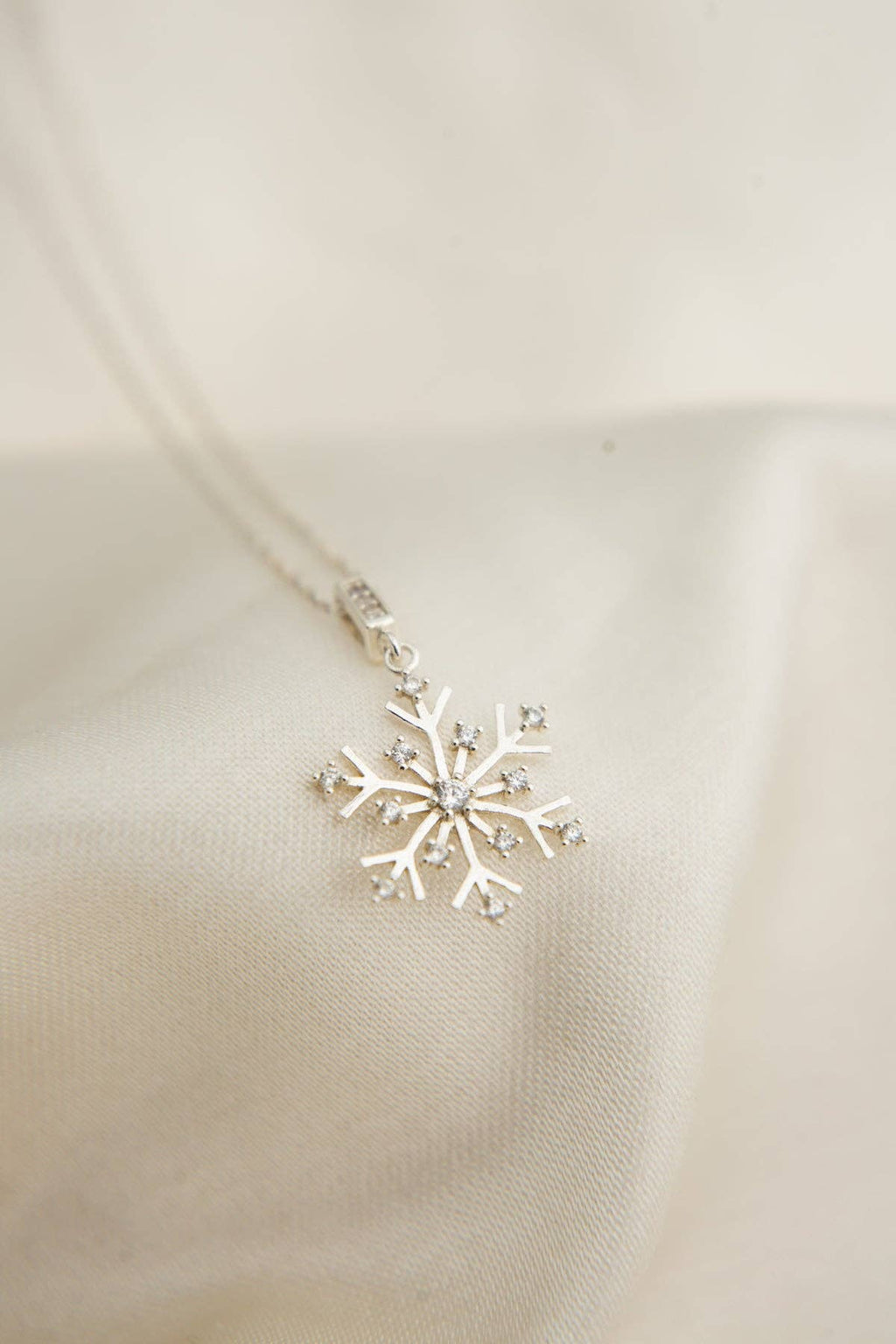 Wolesale Women's Snowflake Design 925 Sterling Silver Necklace: SILVER