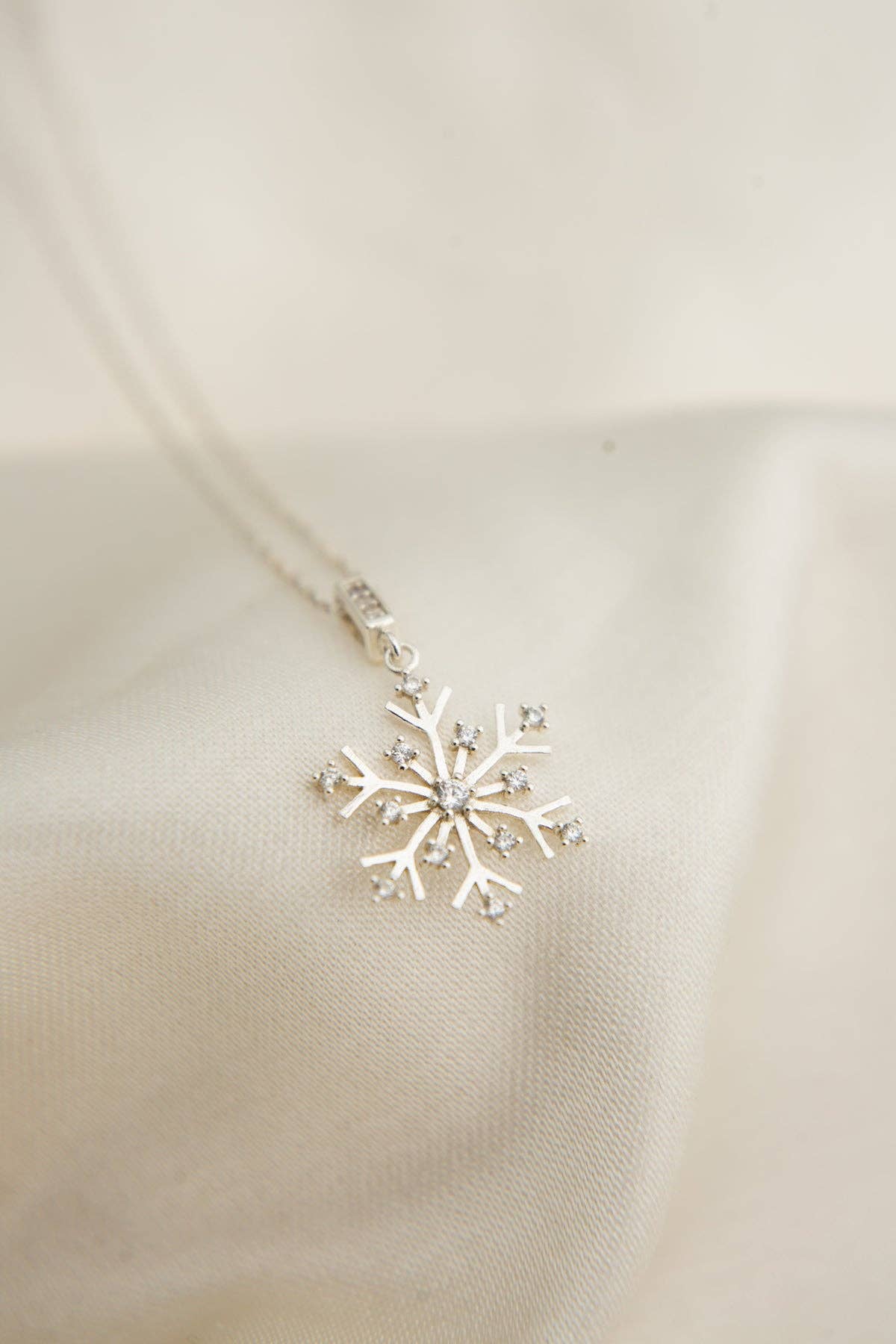 Wolesale Women's Snowflake Design 925 Sterling Silver Necklace: SILVER