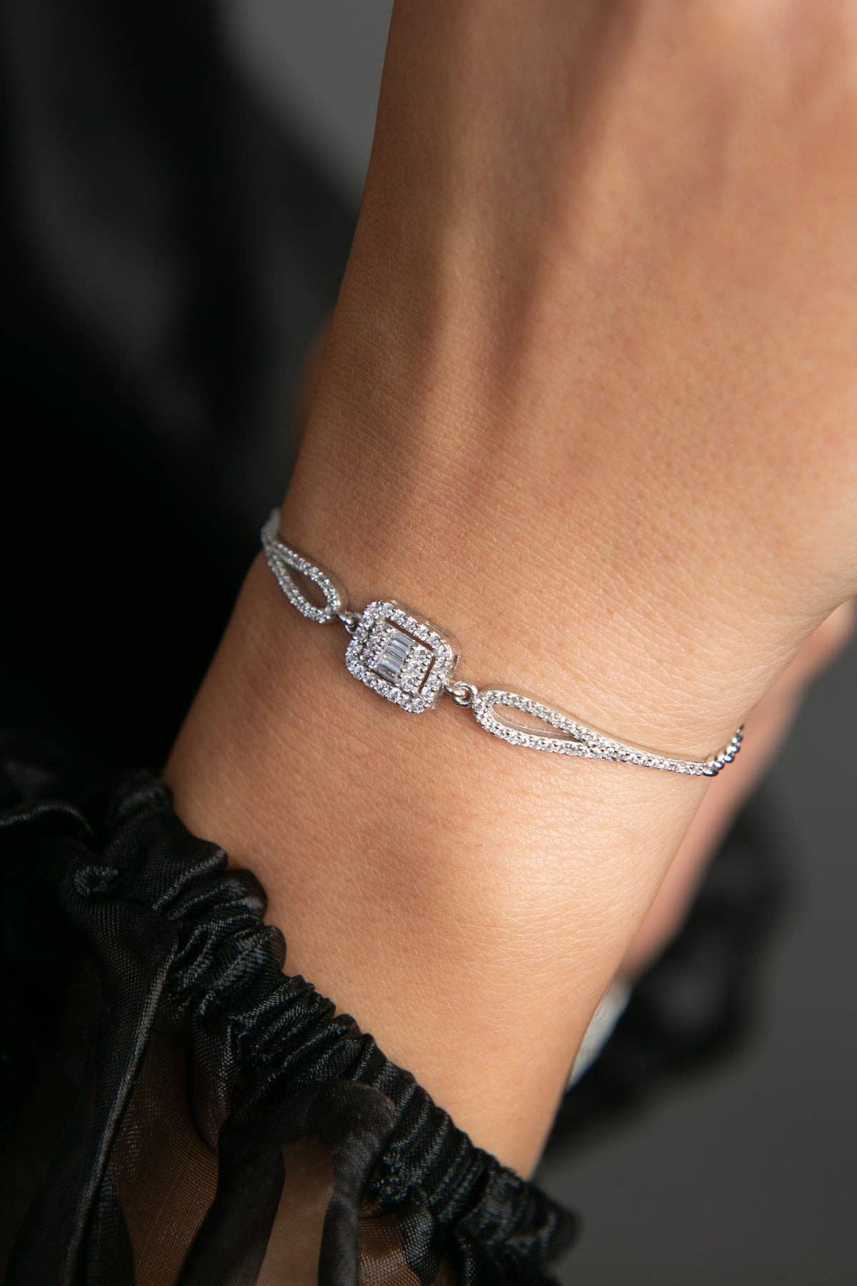 Women's 925 Sterling Silver Rhodium-Plated Zircon Baguette Bracelet: SILVER