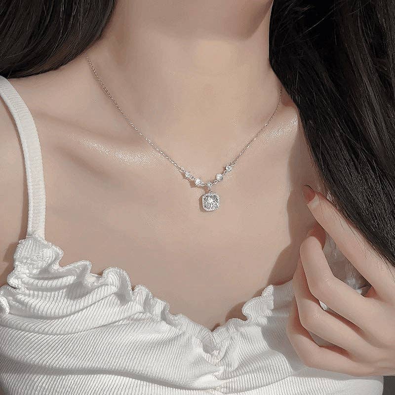 Dainty Round Moissanite Holo Necklace in 925 Sterling Silver