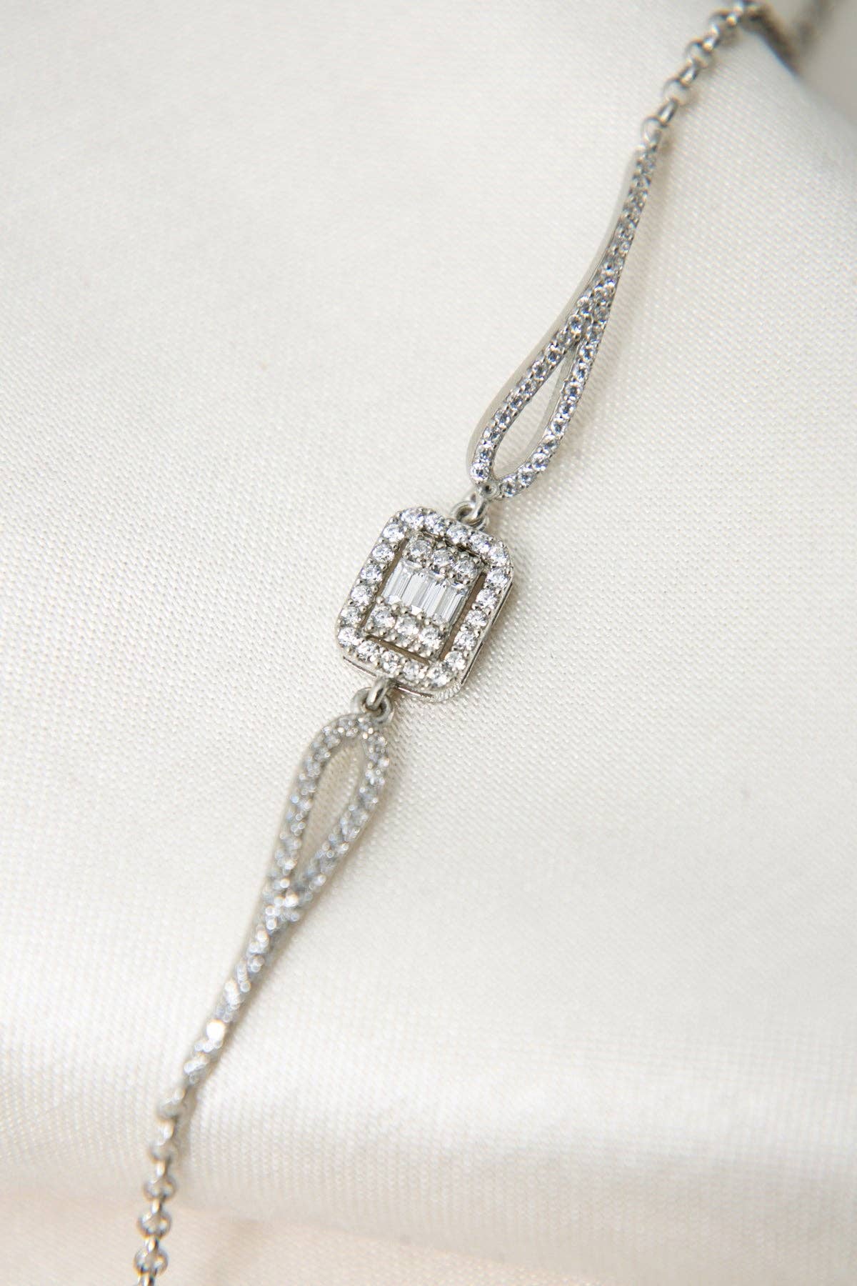 Women's 925 Sterling Silver Rhodium-Plated Zircon Baguette Bracelet: SILVER