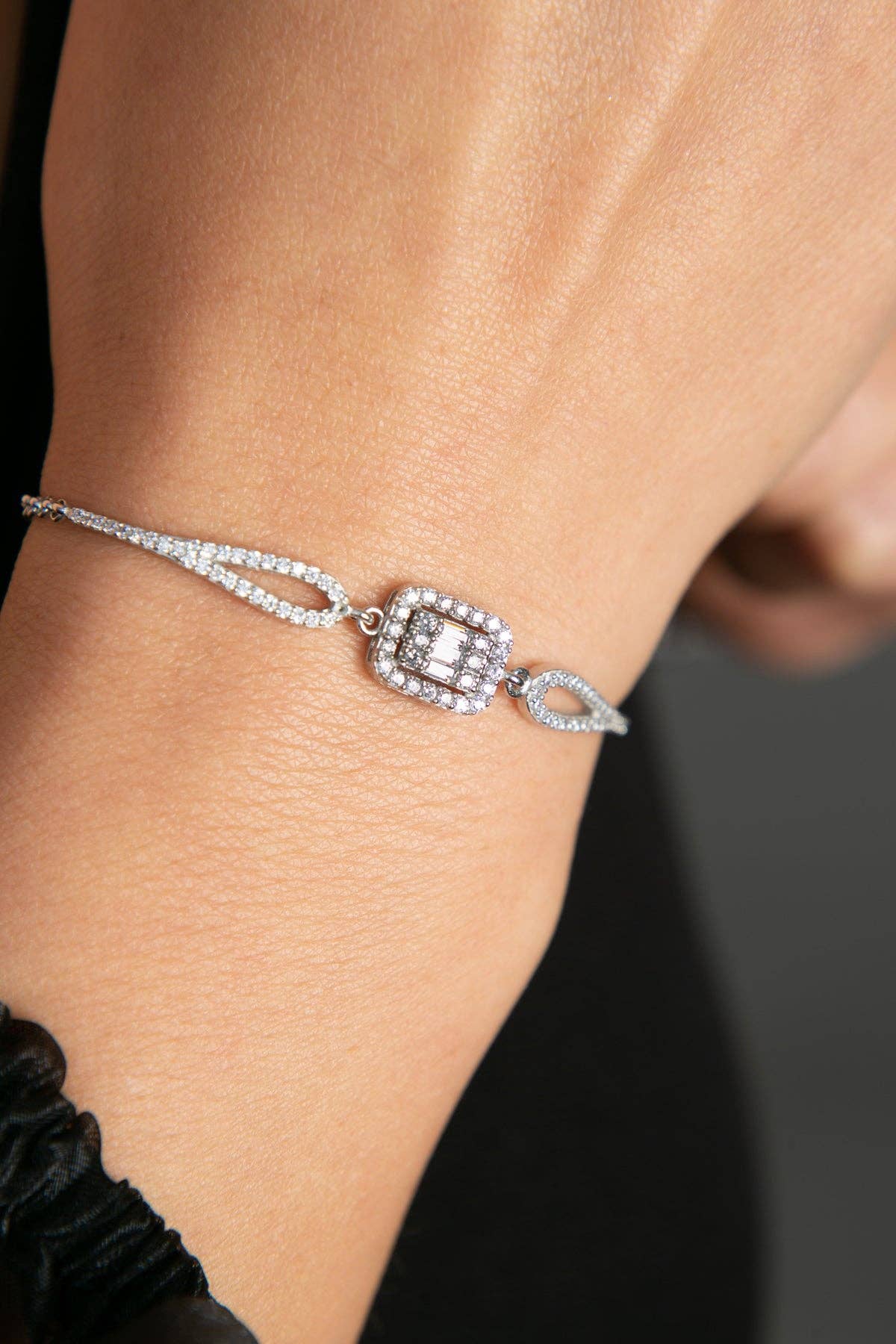 Women's 925 Sterling Silver Rhodium-Plated Zircon Baguette Bracelet: SILVER