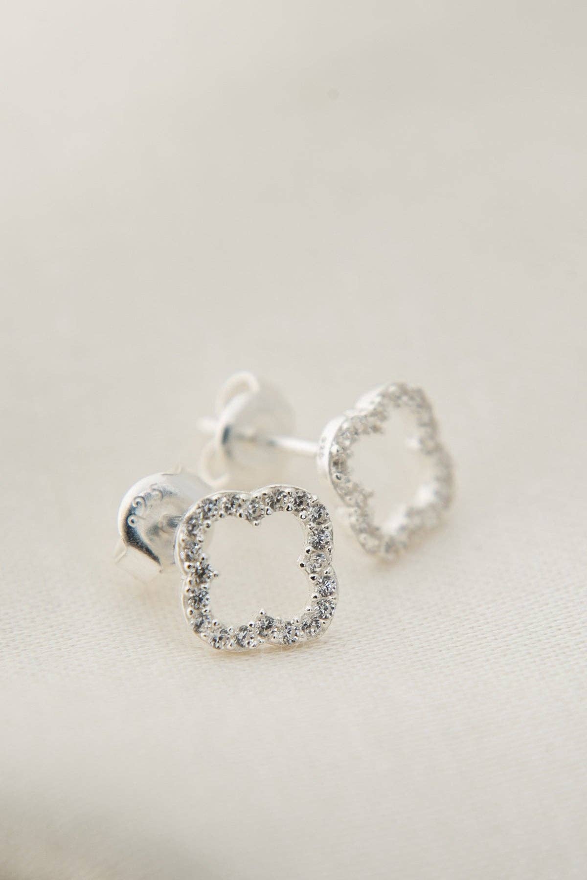 Women's Flower Design 925 Sterling Silver Earrings: SILVER